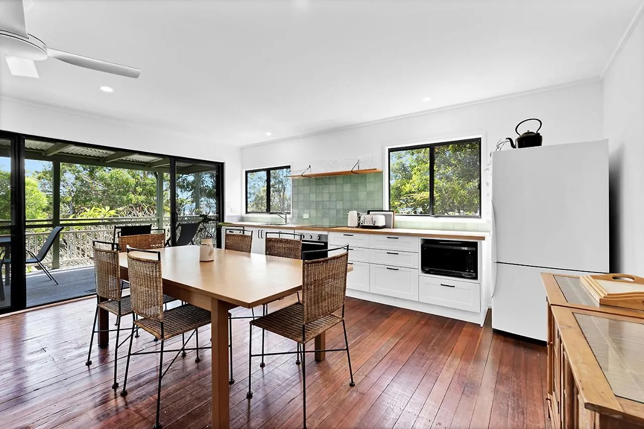 Charming Lakeside Retreat Cootharaba Holiday home