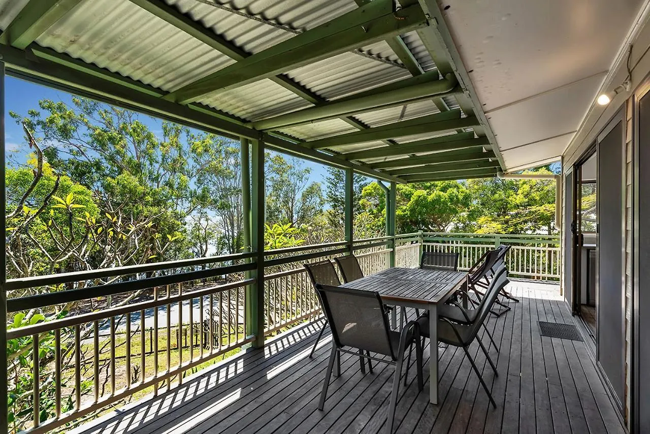 Charming Lakeside Retreat Cootharaba